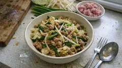 シャキッと仕上がる、キャベツ・もやし・ニラのひき肉炒め—オイスターソースで手早く