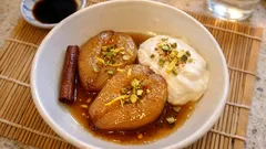 鍋で煮るだけでつやつや：洋梨のキャラメル風シロップ煮をヨーグルト＆ピスタチオで