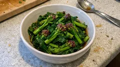 紅菜苔（こうさいたい）は“さっと茹でて和えるだけ”―めんつゆ×山葵で春のあと一品