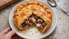 サルシッチャときのこたっぷり！サクサクパイで作るピッツァ・ルスティカ