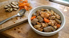 鶏もも・こんにゃく・ごぼうの炒め煮：炒めてから煮るだけ、少ない煮汁でもしっかり味しみ