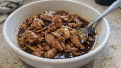 湯通しで臭みすっきり。びんちょうまぐろのあらの煮付け、甘辛黄金比でご飯がすすむ